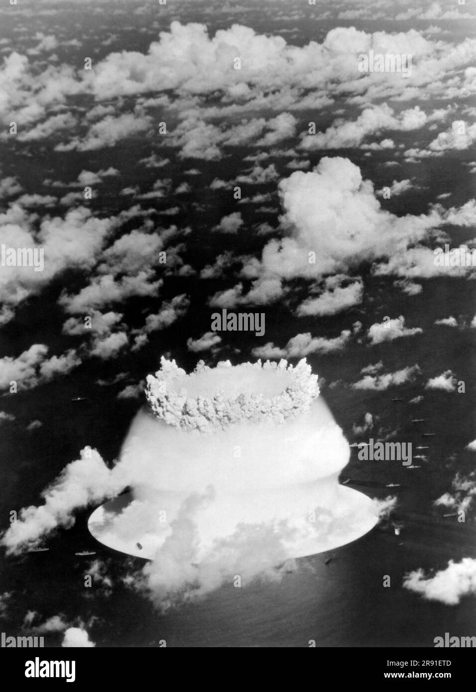 Bikini-Atoll, Marshallinseln, 24. Juli 1946 die Musroom-Anfänge aus der Baker-Atombombe, die während der Operation Crossroads-Tests über der Bikini-Lagune explodierte. Stockfoto