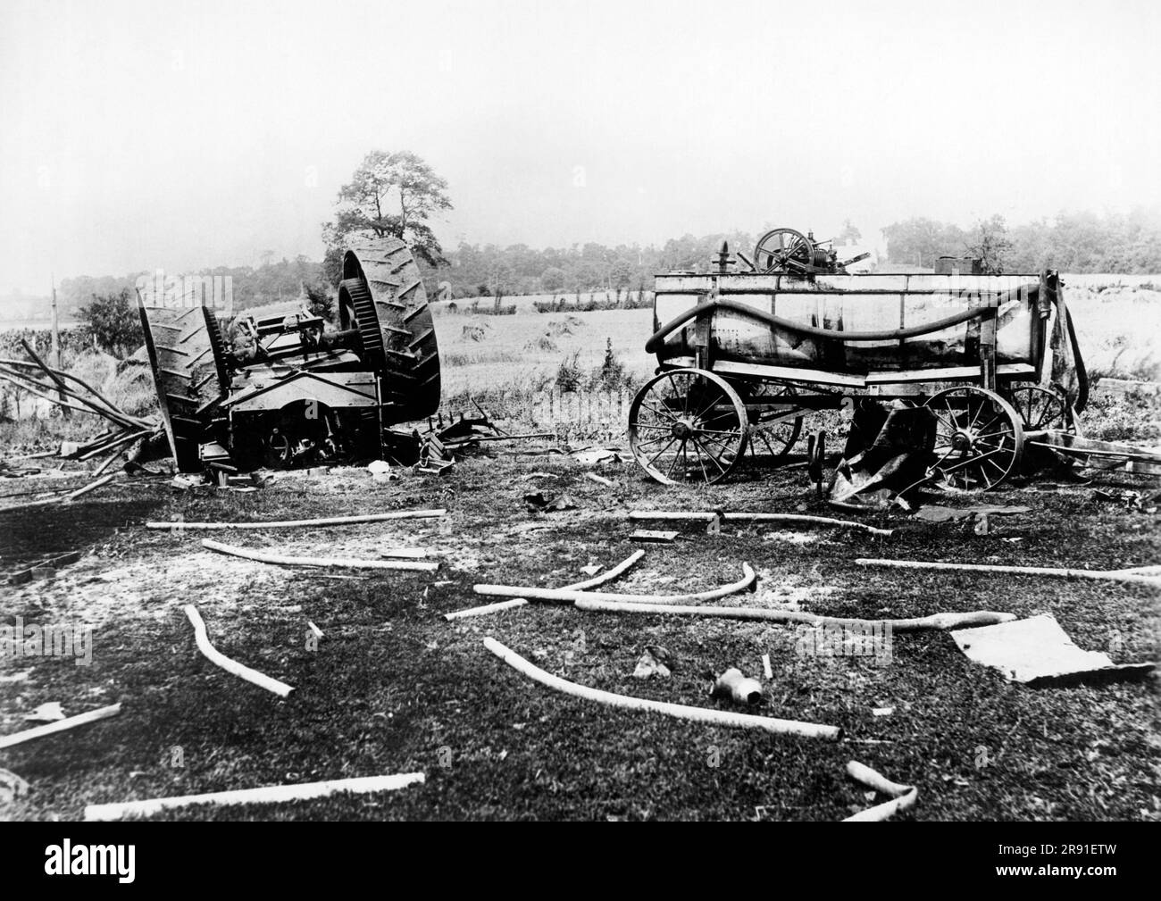 Piqua, Ohio: 10. Juli 1923 das Wrack eines Dampfkessels einer Dreschmaschine, der explodierte, zwei Menschen tötete und mehrere andere verletzte. Stockfoto