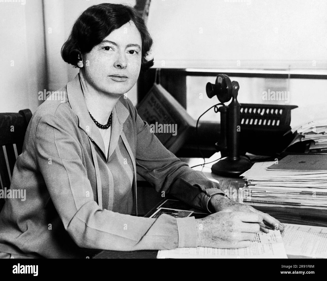 (Washington, D.C.) 1926 Emily Clarke an ihrem Schreibtisch. Sie ist für die Schätzungen und Berichte in den USA verantwortlich Büro für Agrarwirtschaft. Stockfoto