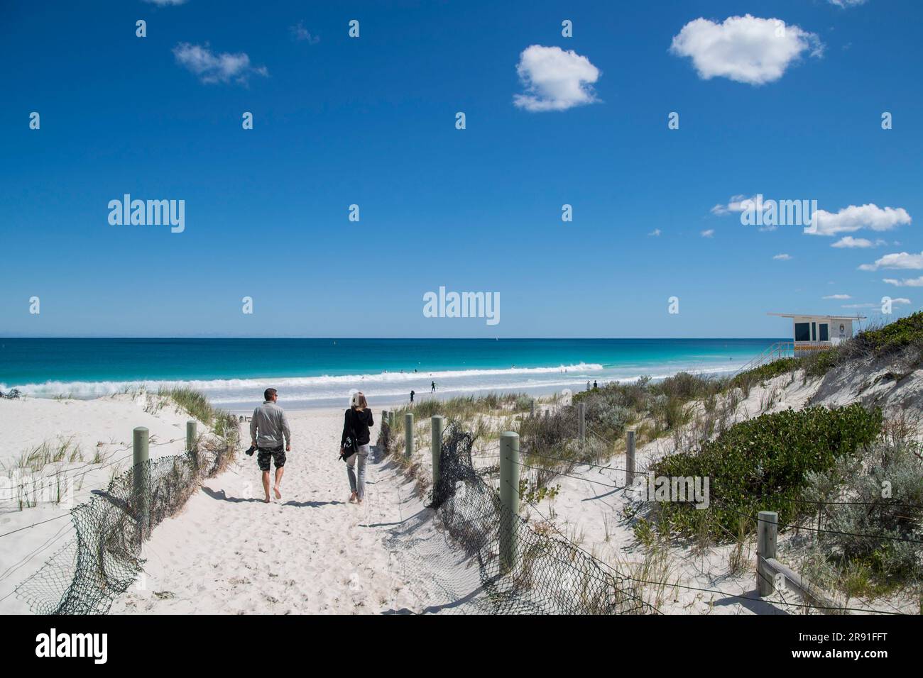 Zwei Personen gehen an einem perfekten Tag in der Nähe von Scarborough in Perth, Australien, zum Strand Stockfoto