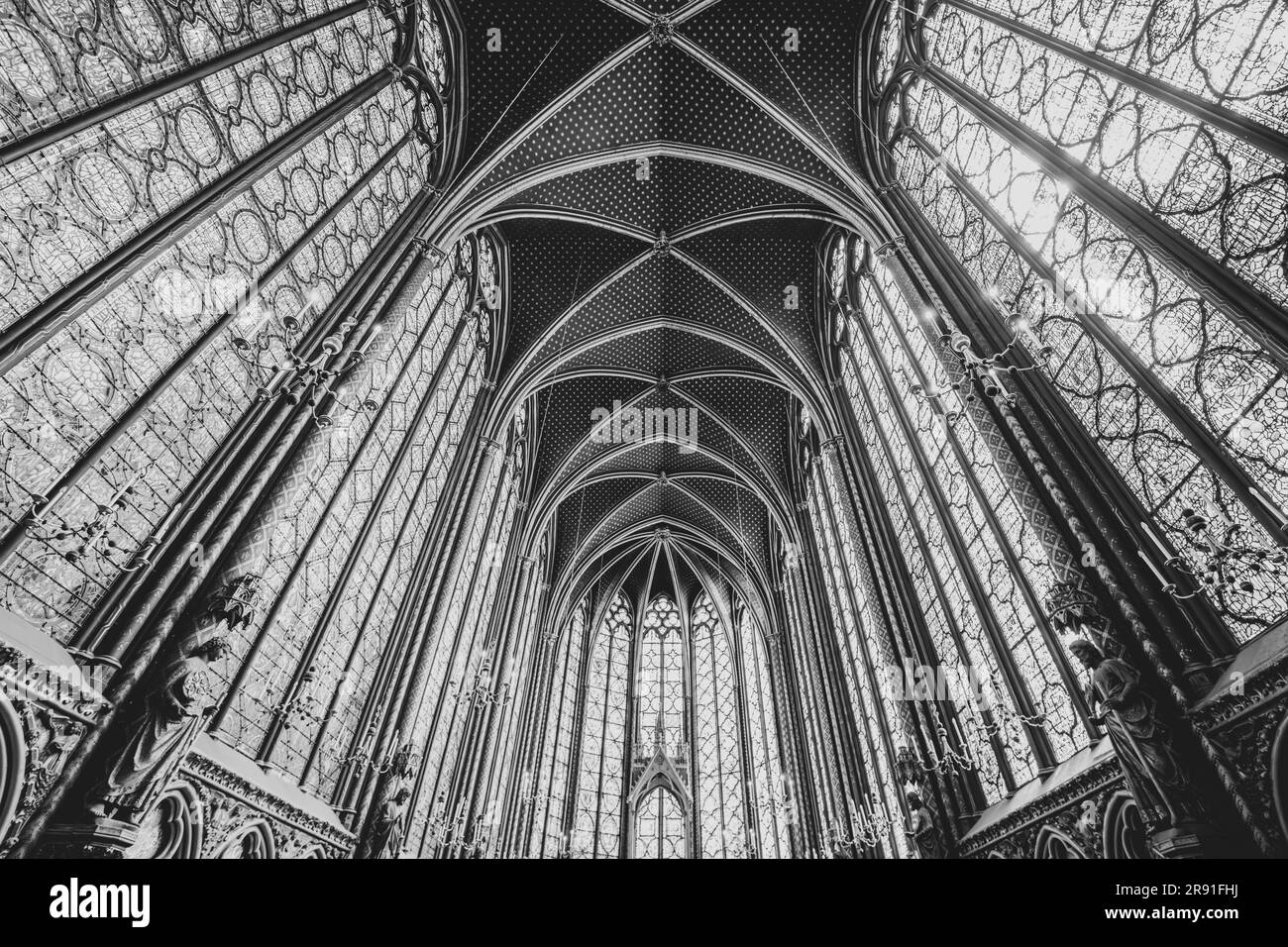 Monumentales Interieur der Sainte-Chapelle mit Buntglasfenstern, obere Ebene der königlichen Kapelle im gotischen Stil. Palais de la Cite, Paris, Frankreich. Schwarzweißfotografie. Stockfoto