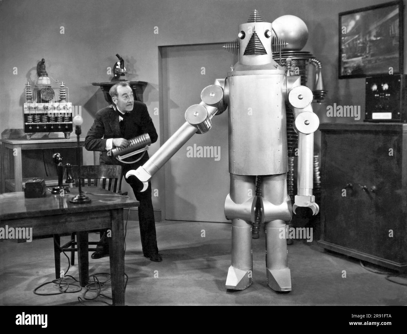 Hollywood, Kalifornien: 1934. Ein Roboter und sein Erfinder waren im Film „The Vanishing Shadow“ zu sehen. Stockfoto