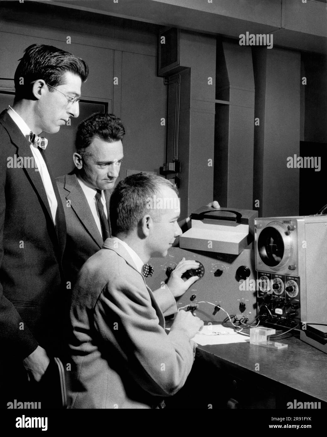 Vereinigte Staaten: Dezember 1957. E.I. Doucette, H.A. Stone und R.M. Warner, Jr. testet ihren neuen Feldeffektvaristor, den sie bei Bell Telephone Laboratories erfunden haben. Stockfoto