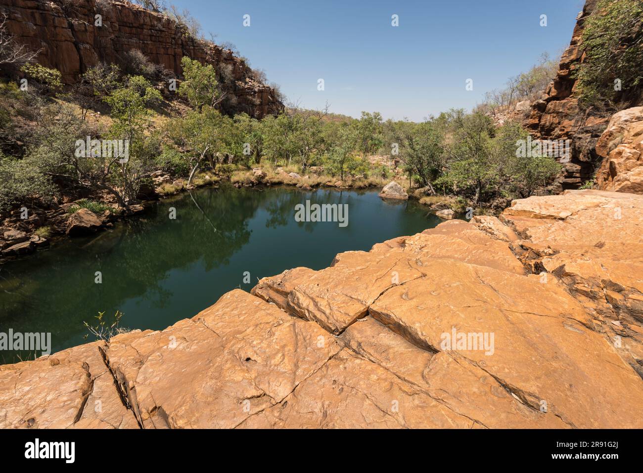 Ein erhöhter Blick auf ein Schwimmloch an der Gibb River Road in Westaustralien in Australien Stockfoto