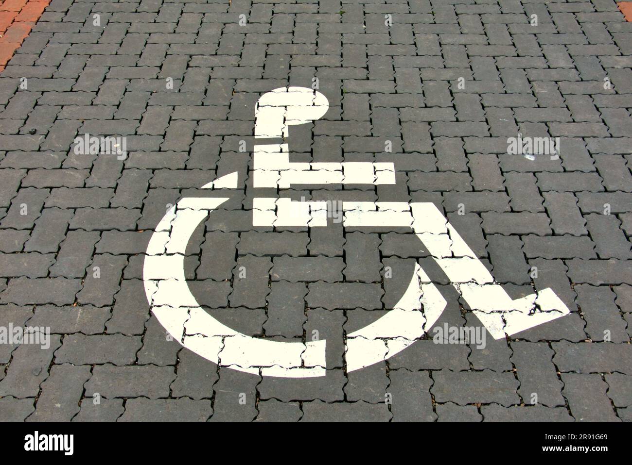 Bemaltes Schild auf Parkplätzen für Rollstuhlfahrer Stockfoto