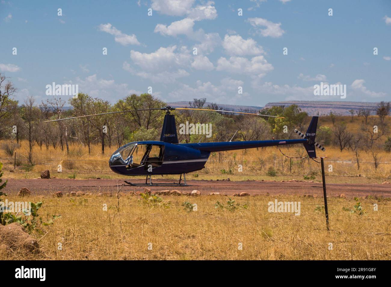 Ein kleiner Hubschrauber ruht auf dem Boden in einem Anwesen im Outback in Westaustralien Stockfoto