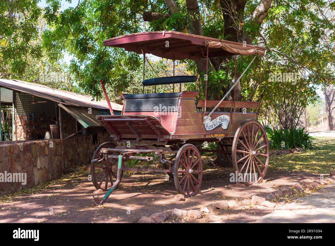 Eine alte Pferdekutsche in einem Haus in der Nähe der Gibb River Road in Westaustralien Stockfoto