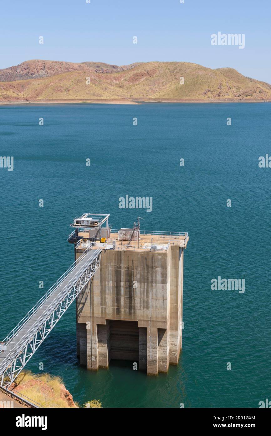 Erhöhte Aussicht auf die Pumpstation und das Wasser des Lake Argyle in Westaustralien Stockfoto