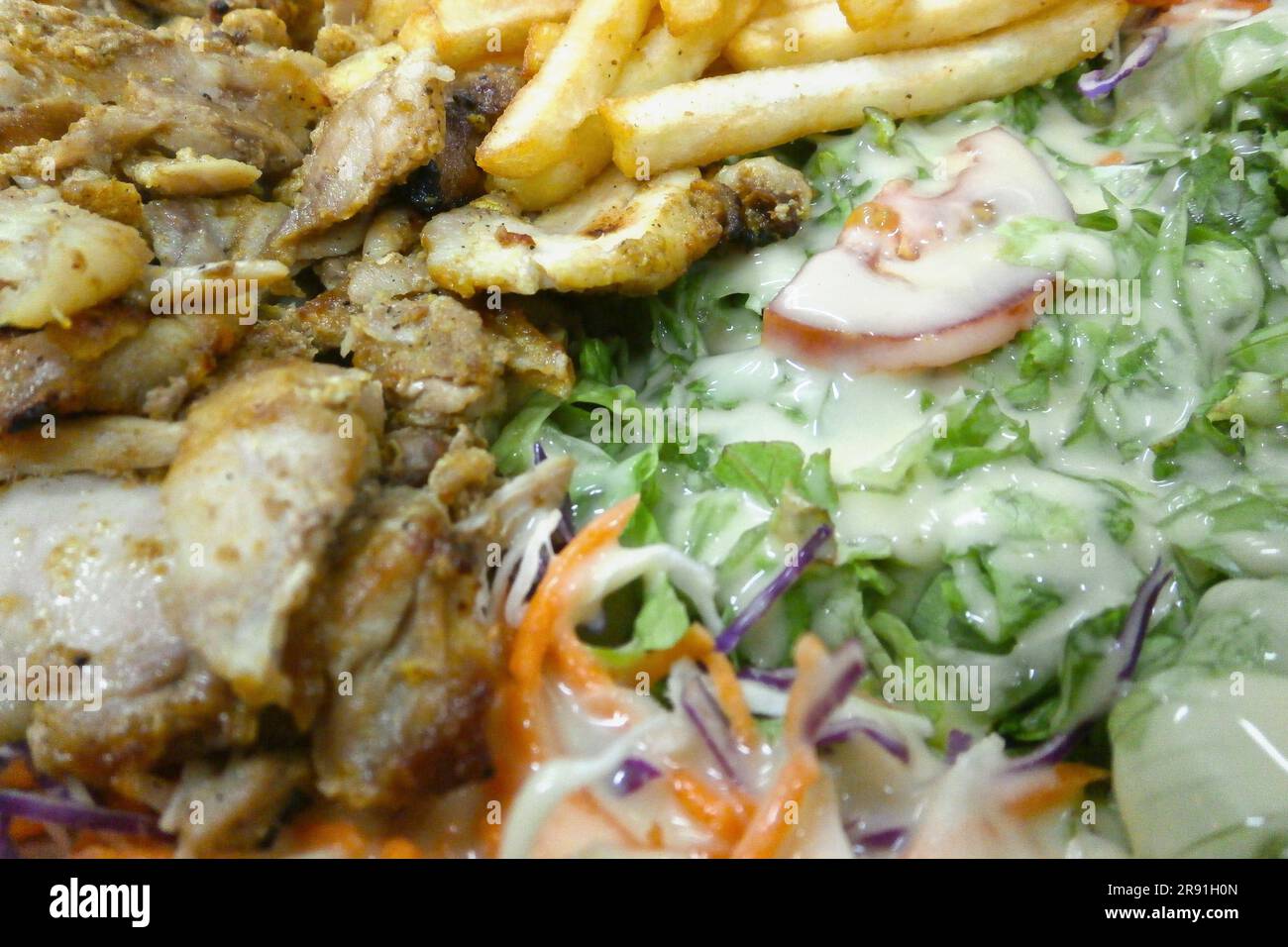 Schließen Sie sich an einen Hühnerkebab-Teller Stockfoto