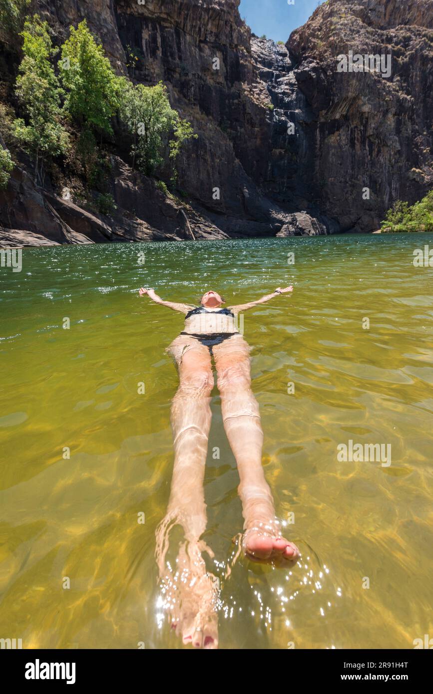 Eine Frau schwimmt im frischen Wasser eines Badelochs im Kakadu-Nationalpark in Australien Stockfoto