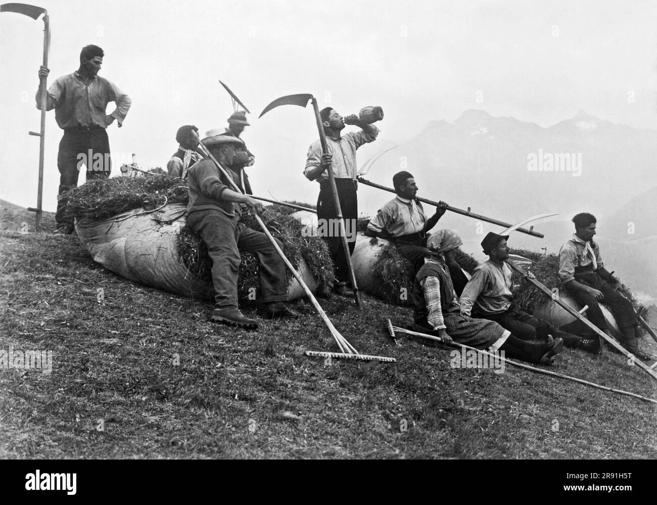 St. Moritz, Schweiz, 1931 Eine Gruppe von Heumachern hält auf der Bergseite für eine Pause und Erfrischungen. Stockfoto