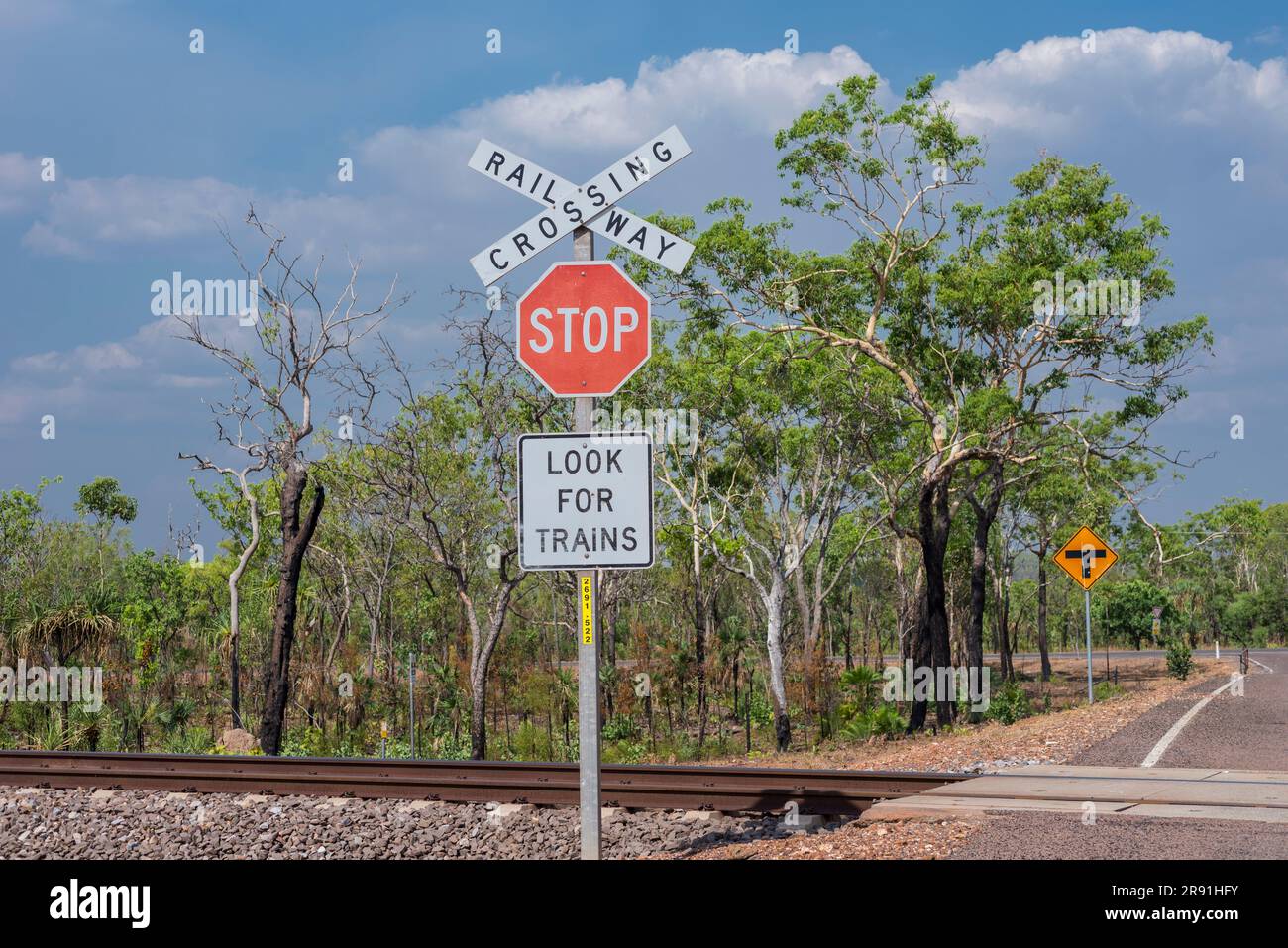 Ein Bahnübergangsschild und Bahngleise in der Nähe des Stuart Highway im Northern Territory in Australien Stockfoto