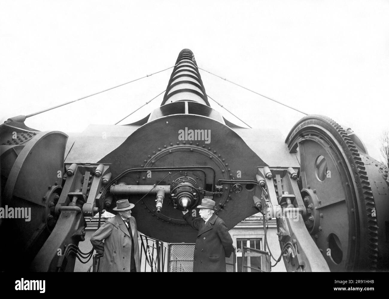 Berlin, Deutschland: c. 1914 das riesige Treptow-Teleskop am Archenhold-Observatorium in Berlin. Es ist 21 Meter lang und das längste bewegliche Refraktionsteleskop der Welt. Stockfoto