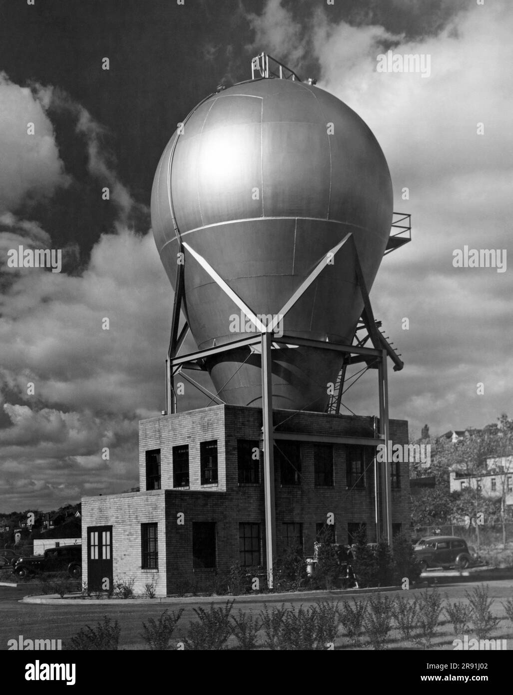 Forest Hills, Pennsylvania. 1938 der Westinghouse Atom Smasher, ein 5-Megavolt-Partikelbeschleuniger des Van-de-Graaff-Generators, ist der erste kommerzielle industrielle Atom-Smasher, der von der Privatindustrie gebaut wurde, und markiert den Beginn der Kernforschung für zivile Anwendungen. Stockfoto