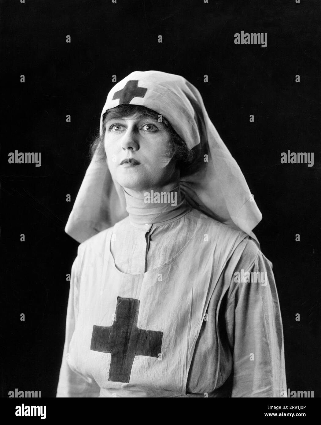 Hollywood, Kalifornien: ca. 1917 britische Schauspielerin Peggy Hyland trägt eine Krankenschwester-Uniform vom Roten Kreuz. Stockfoto