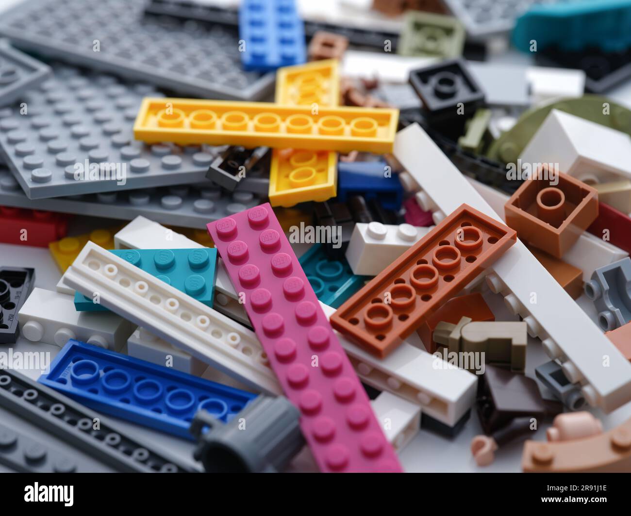 Tambov, Russische Föderation - 22. Juni 2023 Ein Haufen Legostücke. Schließen. Stockfoto