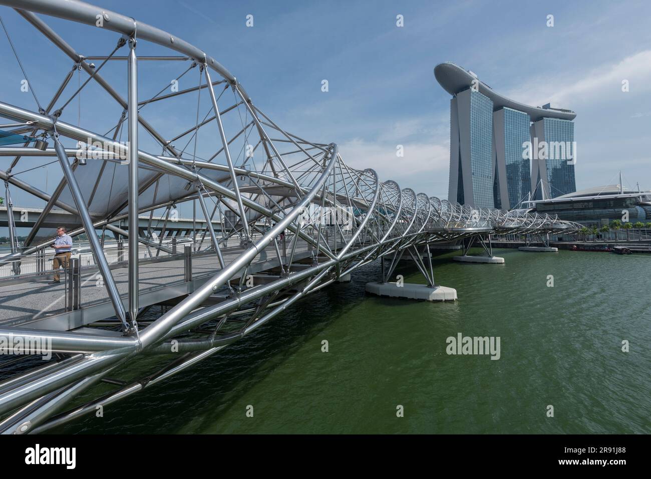 Eine aufwändig gebaute Fußgängerbrücke zum Marina Bay Sands Hotel in Singapur Stockfoto