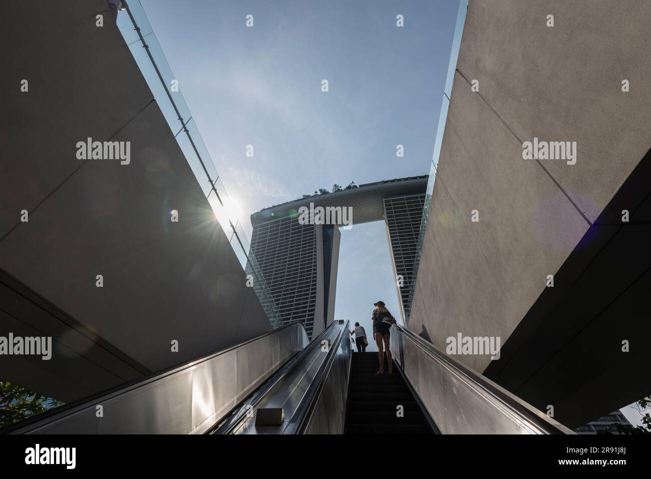 Eine Frau fährt in Singapur eine Rolltreppe hinauf Stockfoto