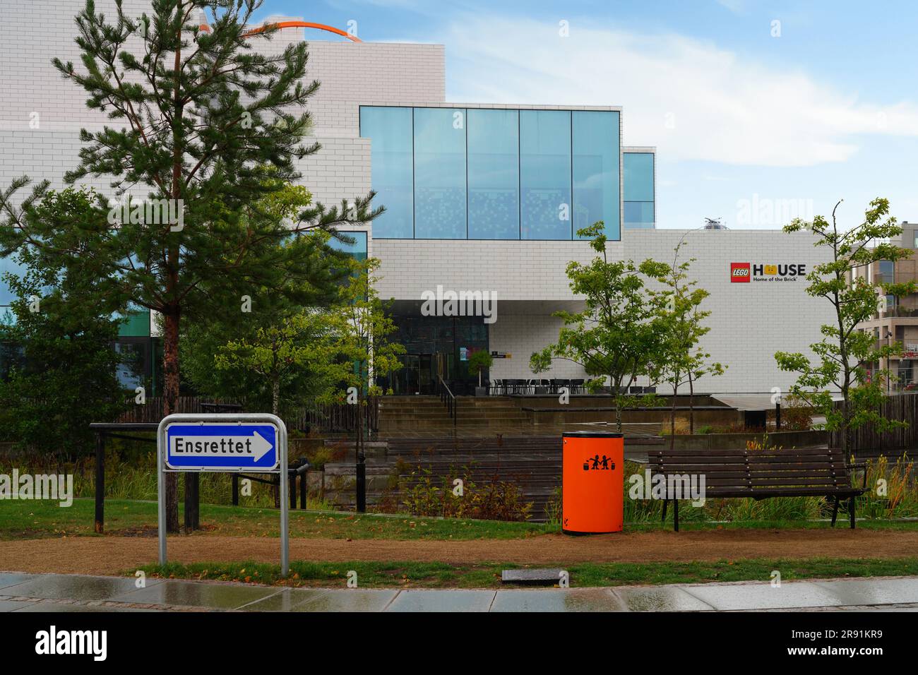 BILLUND, DÄNEMARK – 21. AUGUST 2022 – Blick auf das Lego House, auch bekannt als Heimstadion der Ziegel, in der Nähe von Legoland und dem Hauptsitz der Lego Group in Billund Stockfoto