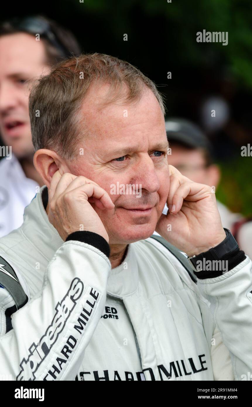 Martin Brundle beim Goodwood Festival of Speed. Ehemaliger Formel-1-Rennfahrer mit Fingern im Ohr zum Schutz vor Lärm Stockfoto