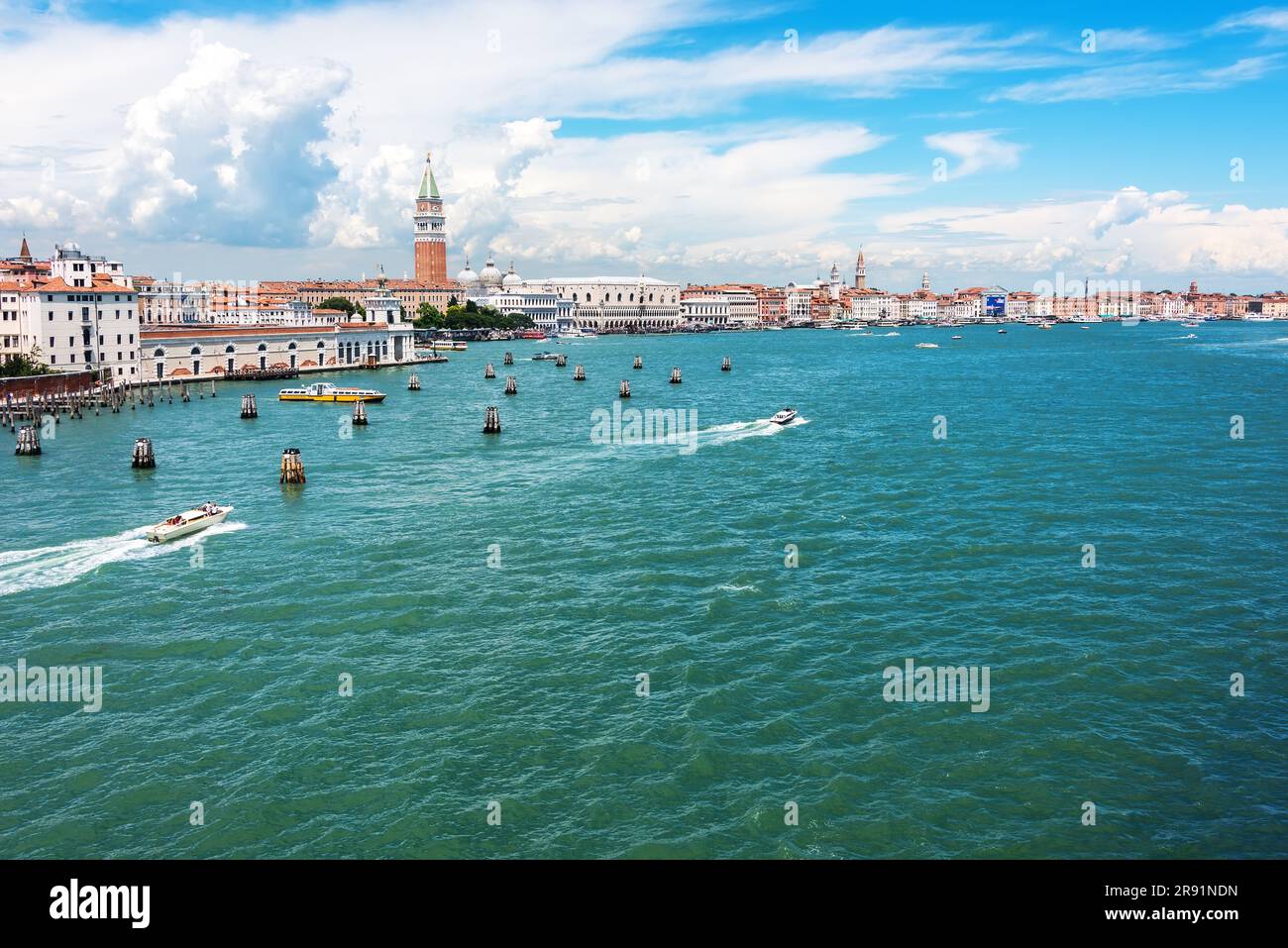 Ansicht von Venedig aus den wichtigsten Hafen, eine Stadt mit historischer Architektur, großen Kanälen und Brücken. Stockfoto