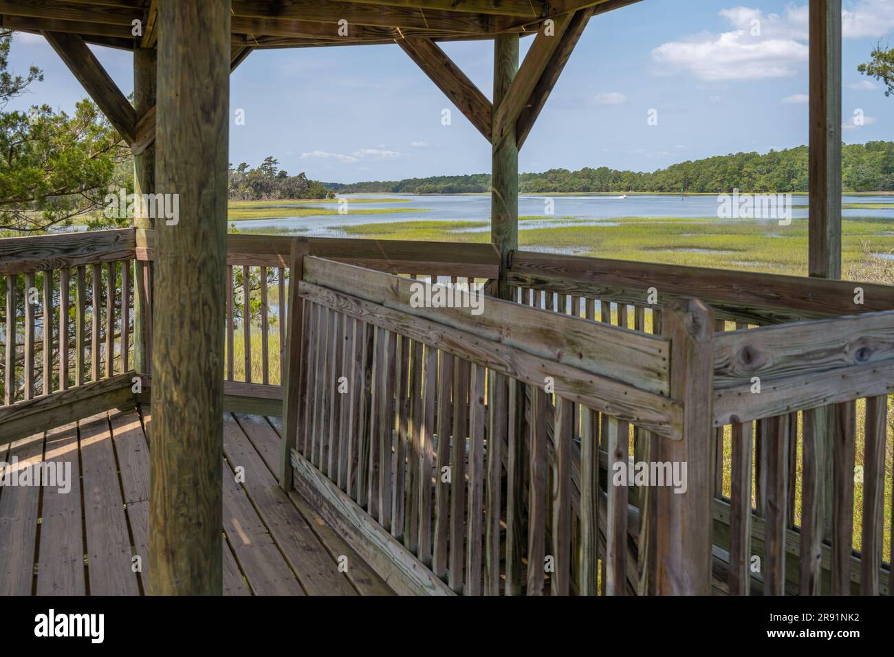 Vom Aussichtsturm im Skidaway Island State Park in Savannah, Georgia, aus haben Sie einen Blick auf die Skidaway Narrows und das Gezeitenmarschland. (USA) Stockfoto