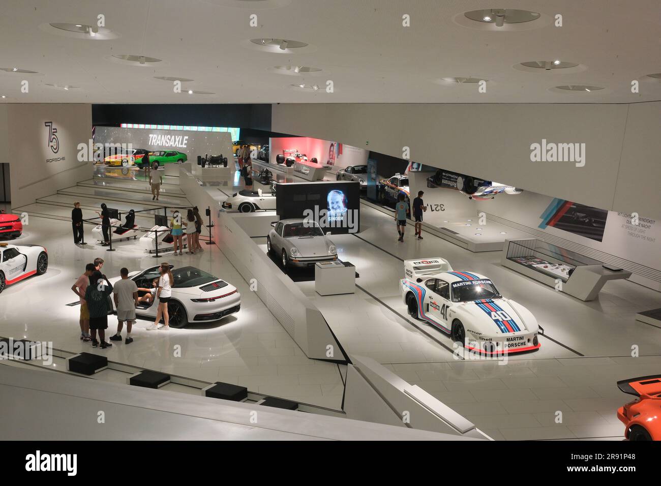 Stuttgart - 22. Juni 2023: Besucher im Porsche-Museum in Stuttgart. Stockfoto