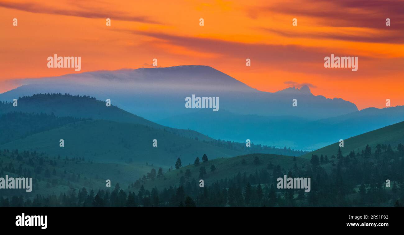 Panorama eines nebligen Sonnenaufgangs über dem schlafenden riesigen Berg bei helena, montana Stockfoto