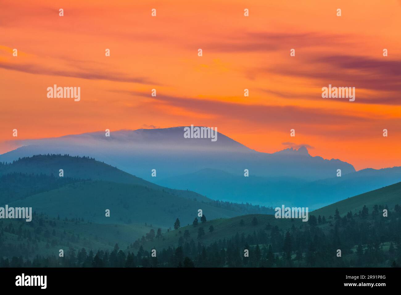 Nebeliger Sonnenaufgang über dem schlafenden riesigen Berg in der Nähe von helena, montana Stockfoto