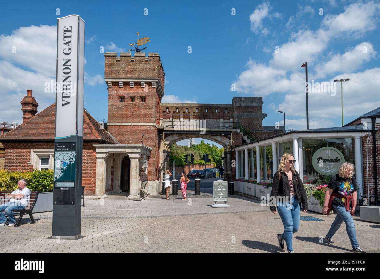 Vernon Gate Eingang zu Gunwharf Quays, ehemaliges Pförtnerhaus und Umrisswand aus den 1870er, Portsmouth, Hampshire, England, Großbritannien Stockfoto