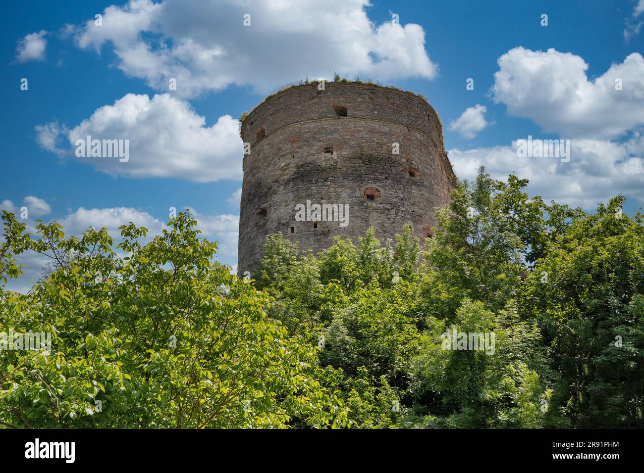 Der mittelalterliche Stephen Bathory Turm aus altem Stein. Es ist Teil der alten Festungsanlage der Stadt in Kamianets-Podilskyi, Ukraine. Stockfoto