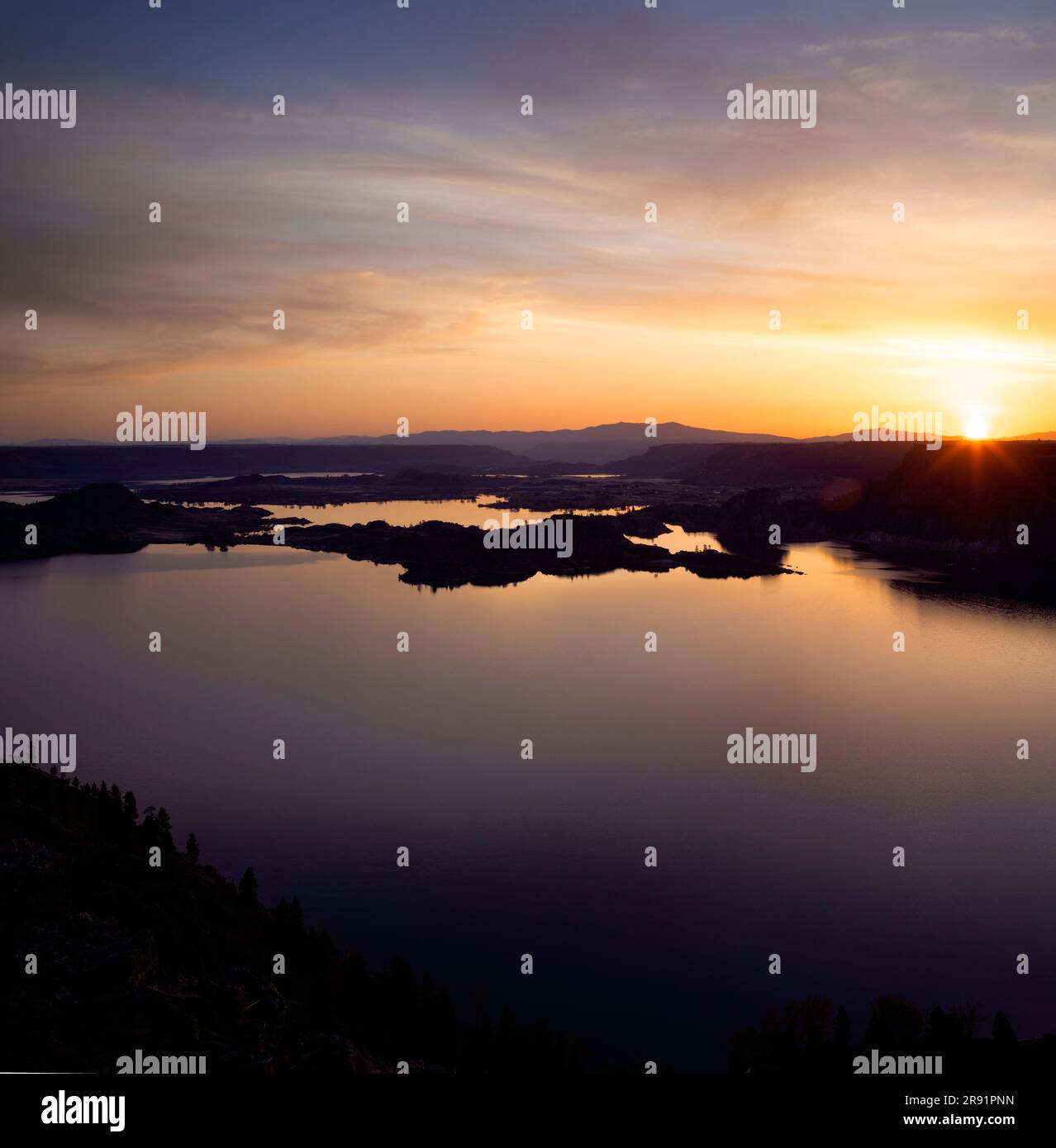 WA24416-00..... WASHINGTON: Wolken über dem Ufer des Sees bei Sonnenaufgang von der Spitze des Steamboat Rock, Steam Boat Rock State Park, Grant County. Stockfoto