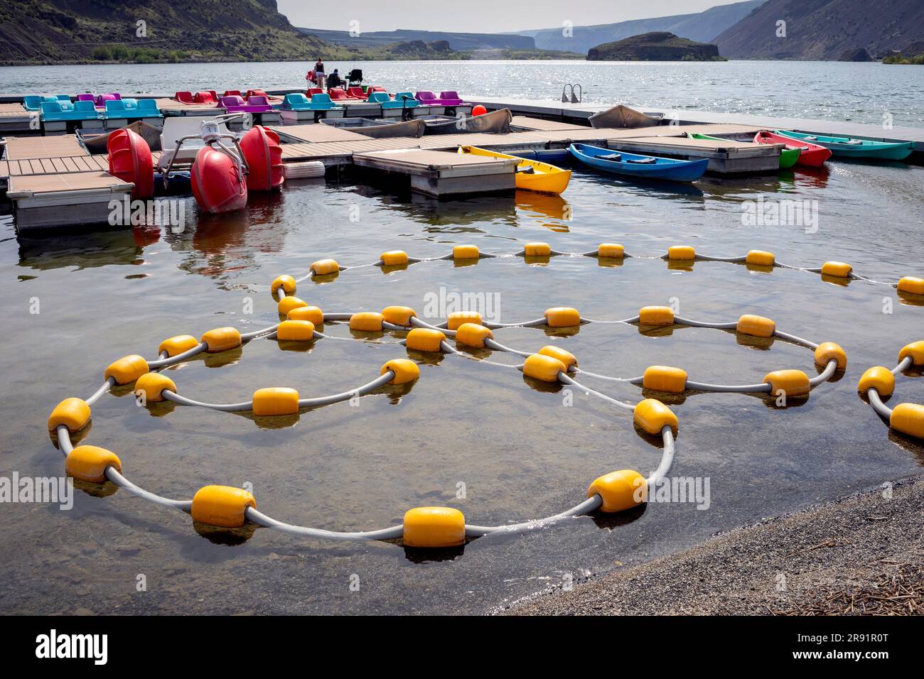 WA24440-00..... WASHINGTON: Boote und Schwimmer im Sun Lakes State Park, Grant County. Stockfoto