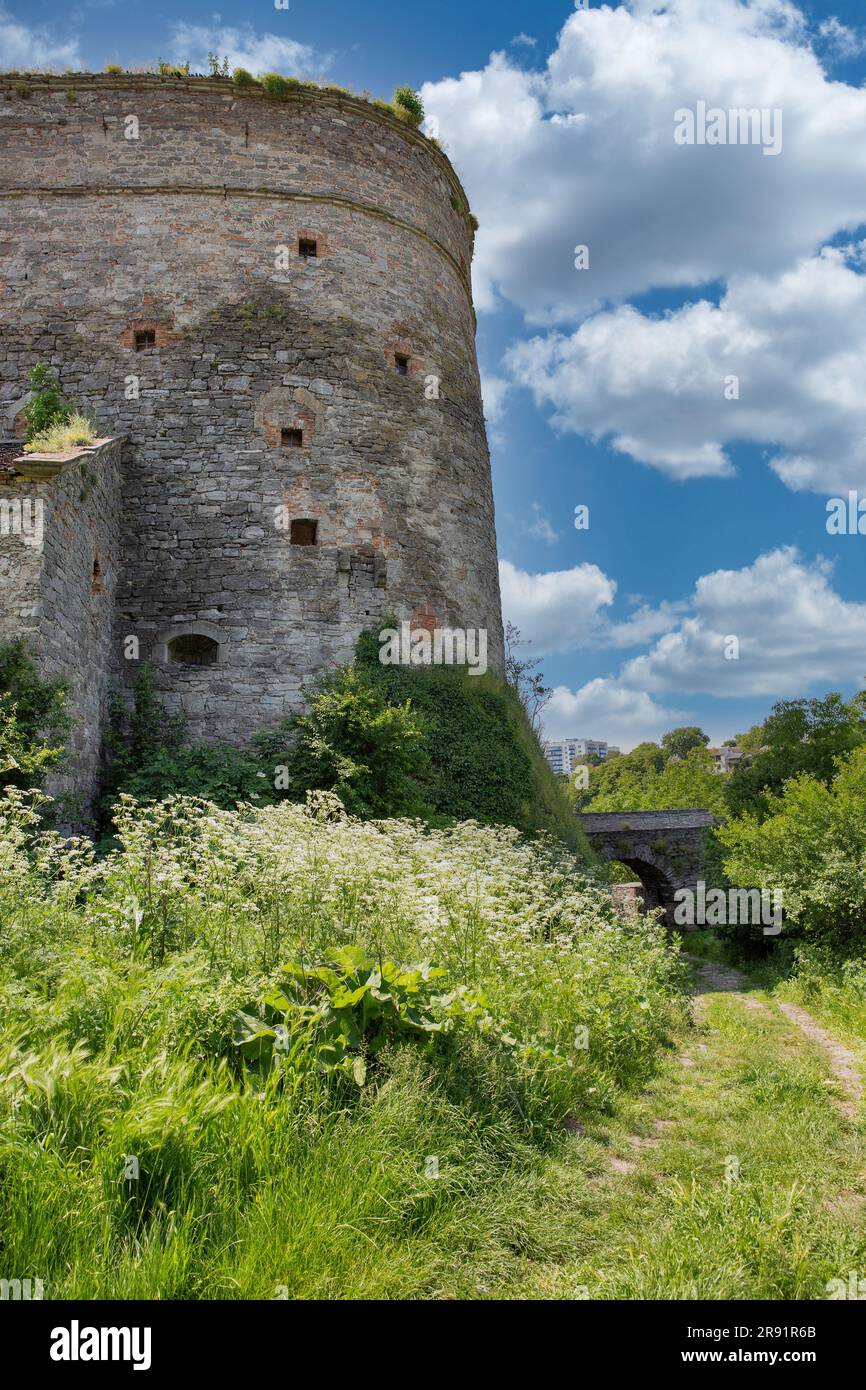 Altes, mittelalterliches Stephen Bathory Gate aus Stein. Es ist Teil der alten Festungsanlage der Stadt in Kamianets-Podilskyi, Ukraine. Stockfoto