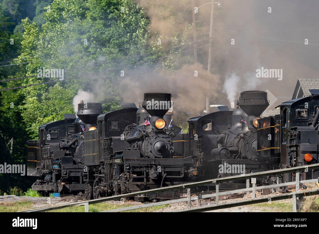 Blick auf eine Parade von alten Shay-Dampflokomotiven, die an einem sonnigen Sommertag viel Dampf und Rauch blasen, während sie sich langsam nähern Stockfoto