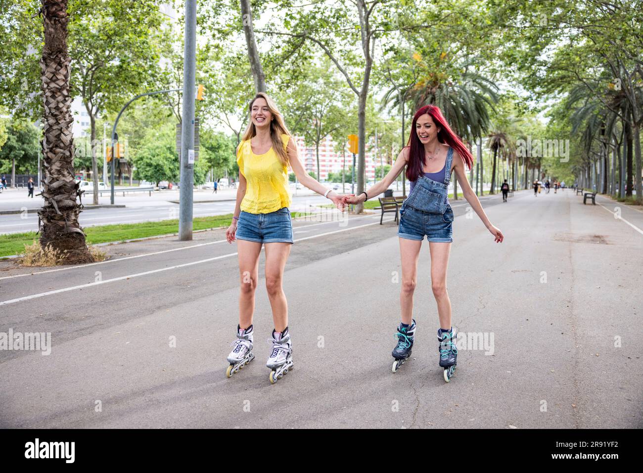 Freunde, die Spaß beim Schlittschuhlaufen auf der Straße haben Stockfoto