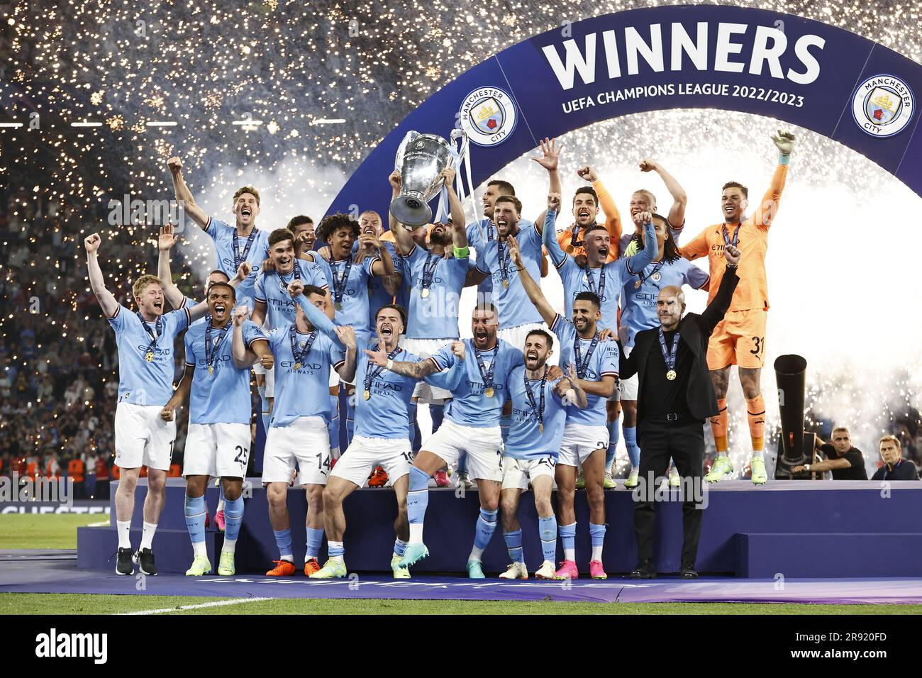 ISTANBUL - (LR) Kyle Walker vom Manchester City FC, Ruben Dias vom Manchester City FC, Kalvin Phillips vom Manchester City FC, John Stones vom Manchester City FC, Nathan Ake vom Manchester City FC, Ilkay Gundogan vom Manchester City FC, Erling Haaland vom Manchester City FC, Jack Grealish vom Manchester City FC, Aymeric Laporte vom Manchester City FC, Rodri vom Manchester City FC, Kevin De Bruyne vom Manchester City FC, Manchester City Torwart Stefan Ortega, Julian Alvarez vom Manchester City FC, Bernardo Silva vom Manchester City FC, Sergio Gomez vom Manchester City FC, Manuel Akanji von Manchester CI Stockfoto