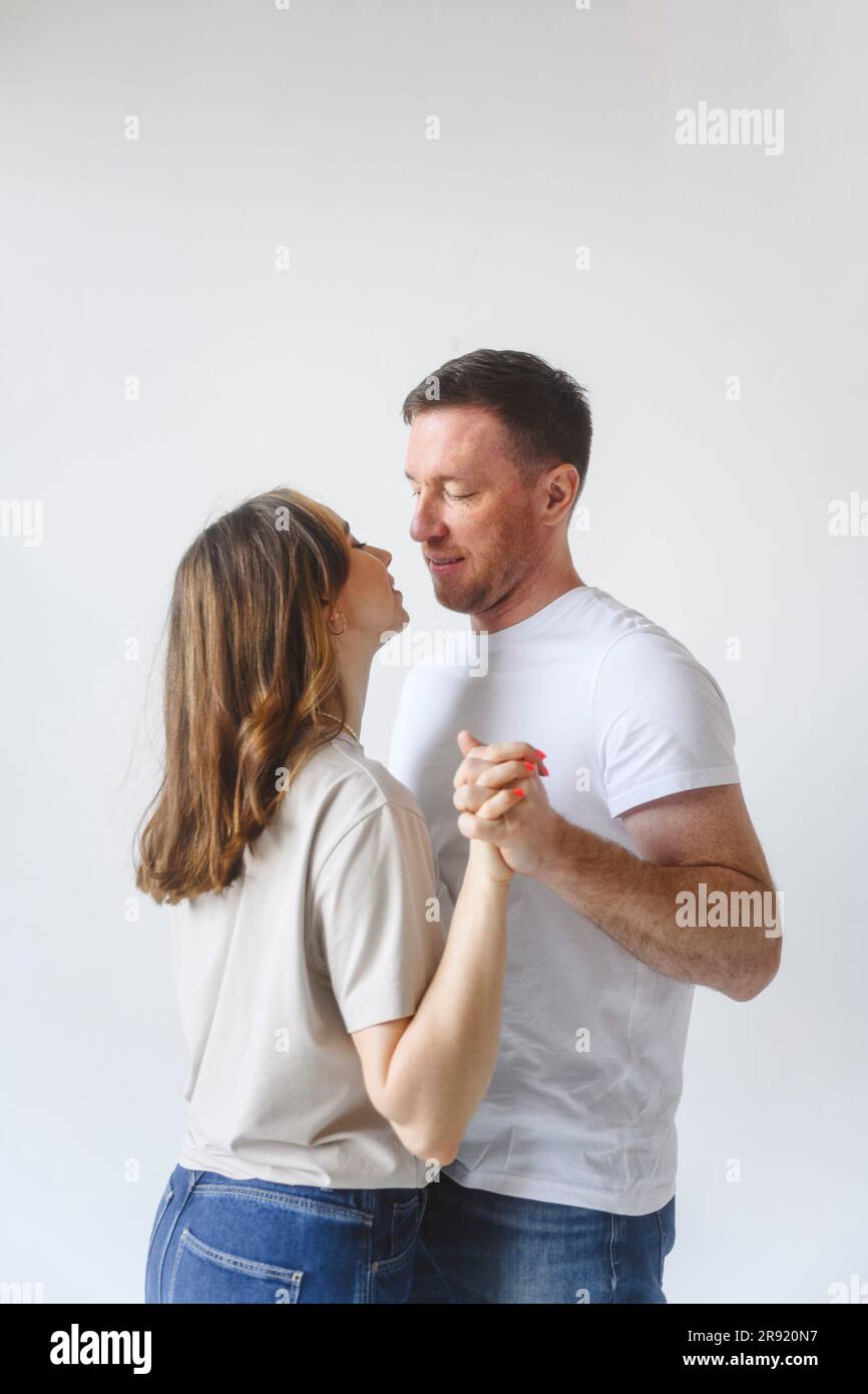 Romantisch zu zweit tanzen vor weißem Hintergrund Stockfoto