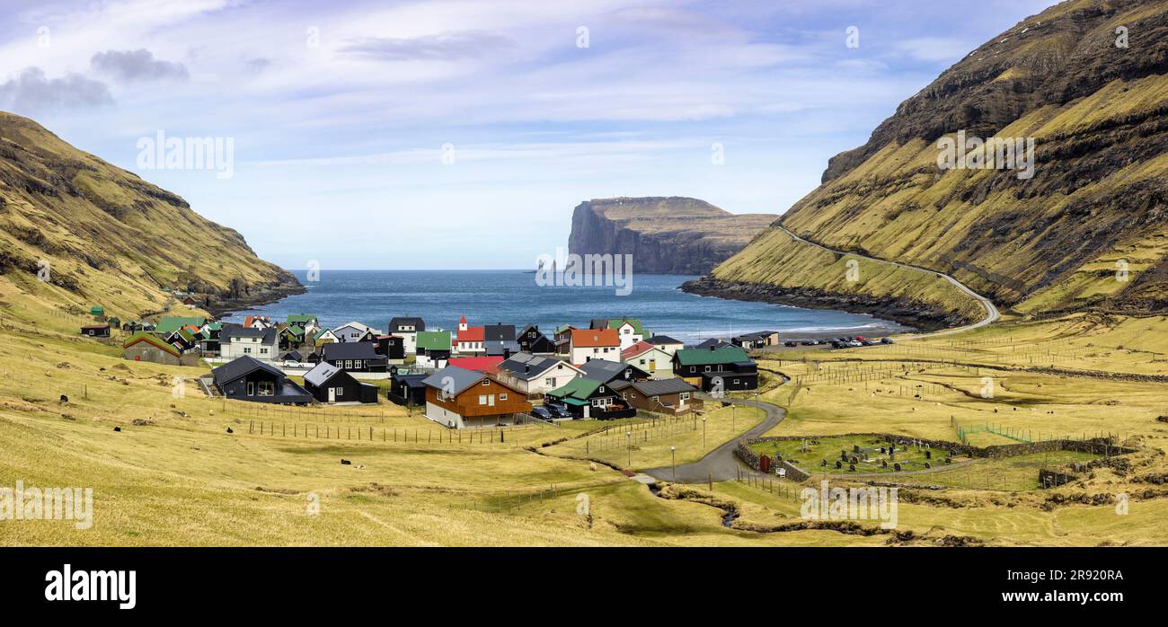 Häuser im Dorf Tjornuvik inmitten der Berge auf Streymoy Island Stockfoto