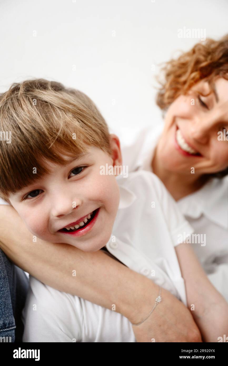 Verspielter Sohn, der Spaß mit seiner Mutter hat Stockfoto