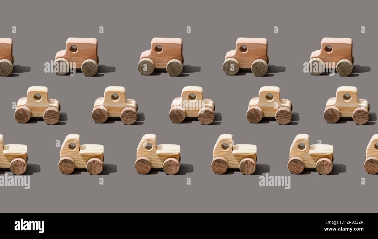 Verschiedene Holzautos auf grauem Hintergrund Stockfoto