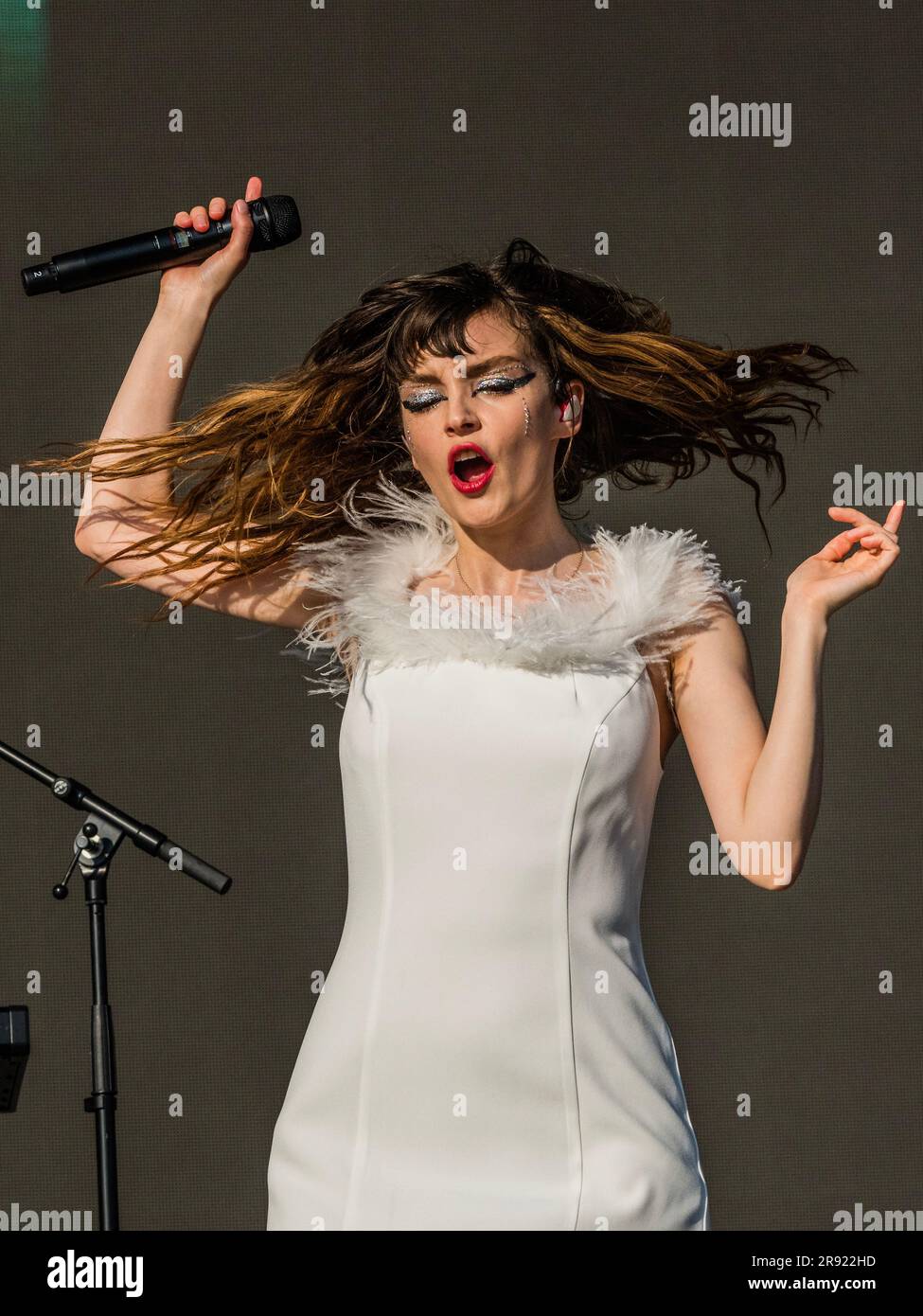 Glastonbury, Großbritannien. 23. Juni 2023. Chvrches (Lauren Mayberry im Bild) spielt die andere Bühne - Freitag beim Glastonbury Festival 2023, Worthy Farm, Glastonbury. Kredit: Guy Bell/Alamy Live News Stockfoto