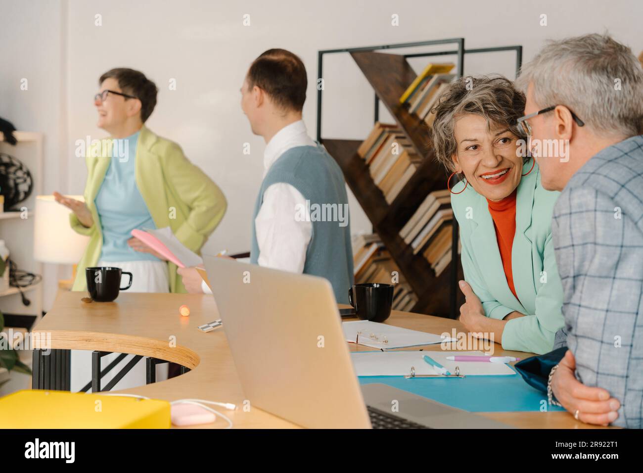 Geschäftsleute unterhalten sich im Studio, machen eine Pause während der Aufnahme des Online-Kurses Stockfoto