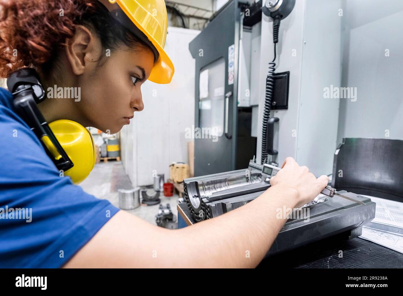 Wartungstechniker prüft Maschinenteil in moderner Fabrik Stockfoto