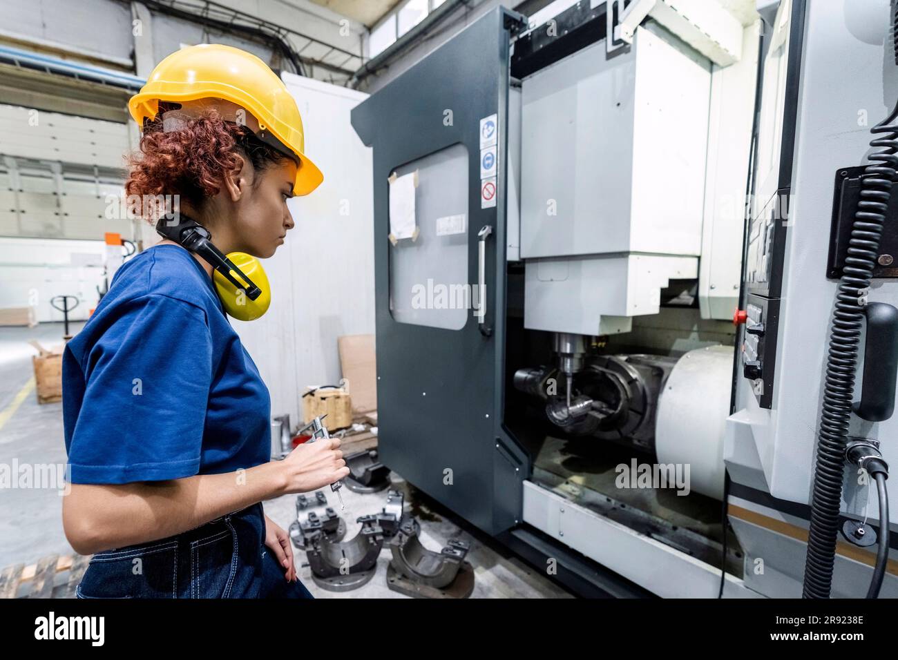 Wartungstechniker in der modernen Fertigungsindustrie Stockfoto