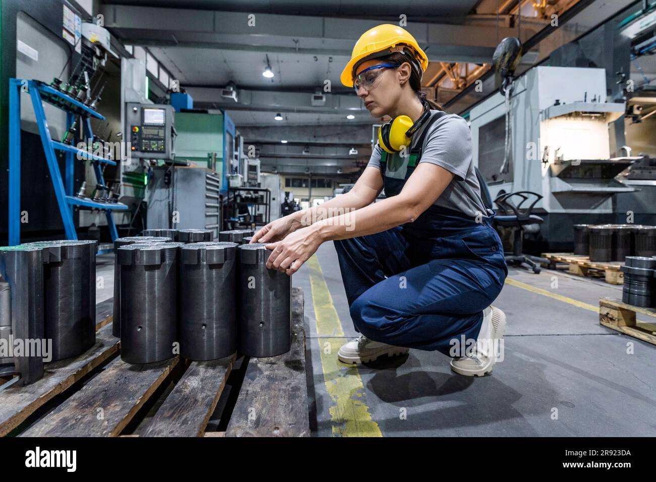 Wartungstechniker trägt Schutzhelm in einer modernen Fabrik Stockfoto