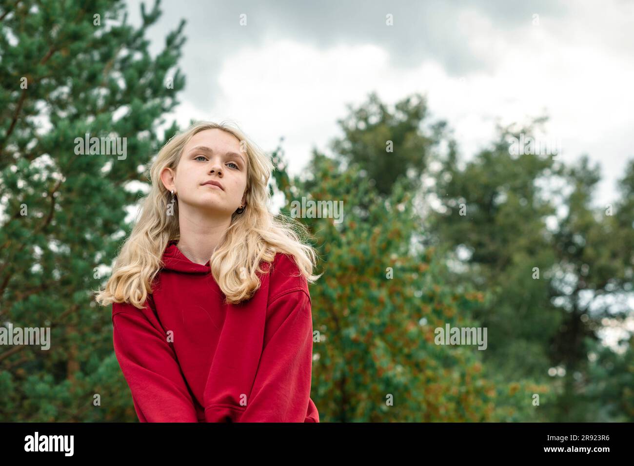 Blonde Mädchen träumt im Park Stockfoto