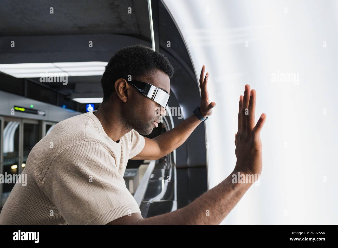 Futuristischer Mann mit Cyber-Brille, der die Lichtscheibe untersucht Stockfoto
