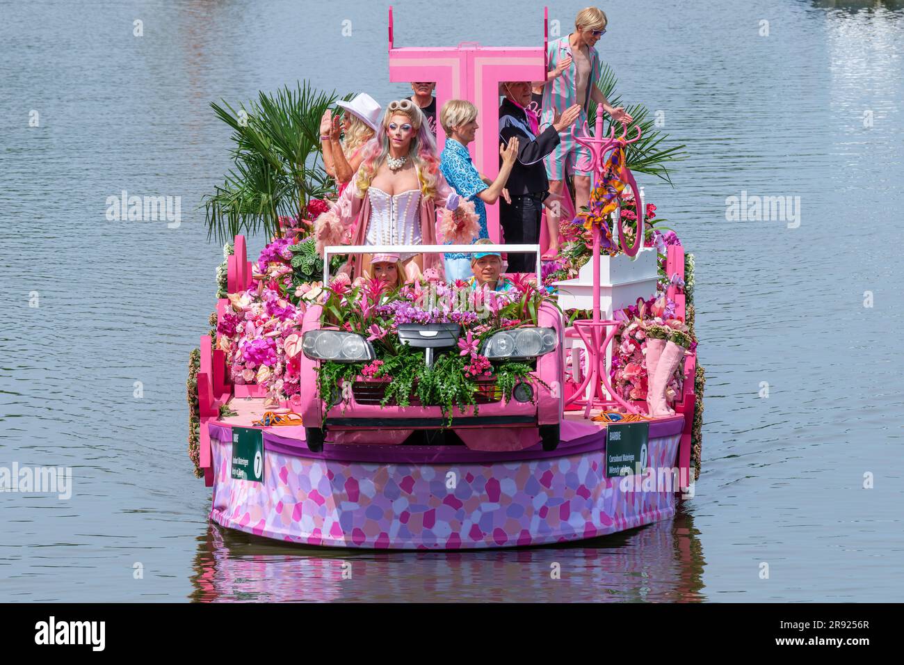 SCHIPLUIDEN, NIEDERLANDE - 23. JUNI 2023 : jährliche farbenfrohe Kanalparade mit Blumen und Gemüse dekorierte Boote mit fröhlichem Gesang Stockfoto
