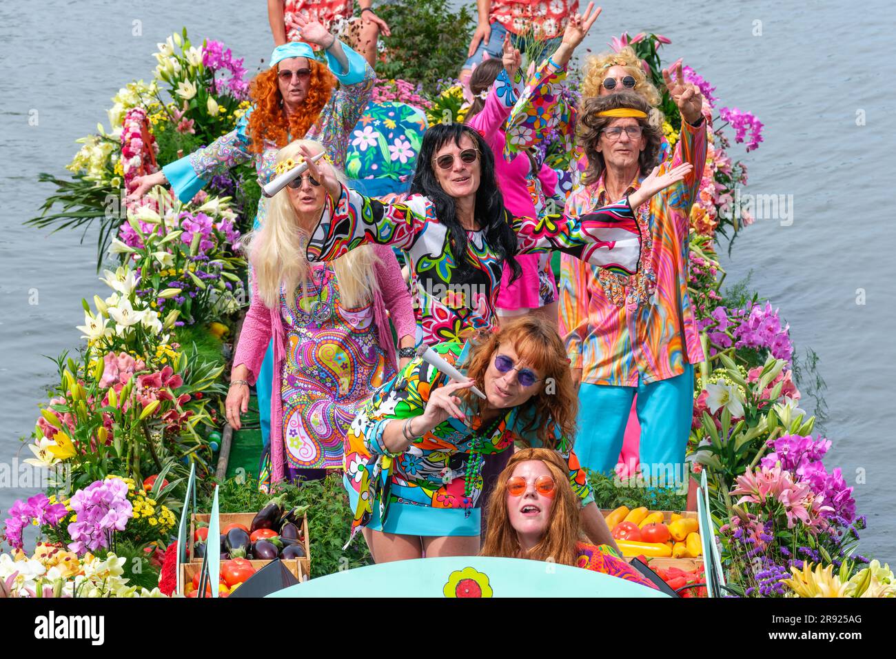 SCHIPLUIDEN, NIEDERLANDE - 23. JUNI 2023 : jährliche farbenfrohe Kanalparade mit Blumen und Gemüse dekorierte Boote mit fröhlichem Gesang Stockfoto